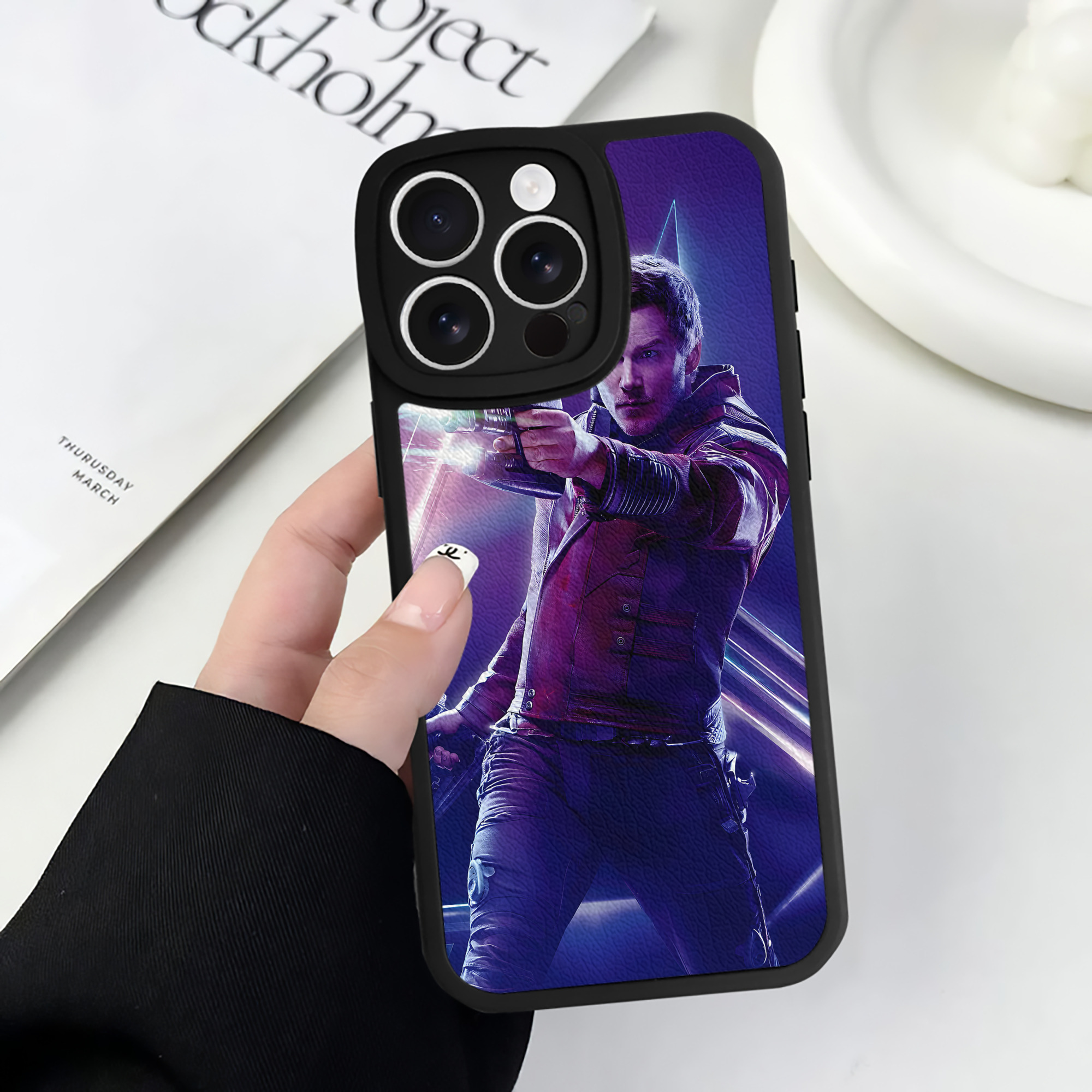 （画像用） アベンジャーズ The Avengers 【iPhone 16シリーズ対応】シリコンスマホケース（レザー調） 材質：シリコン